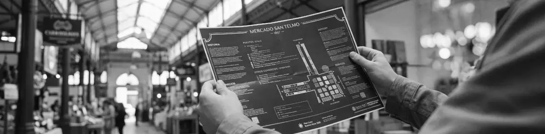 Someone holding the Mercado San Telmo 2031 map inside the market